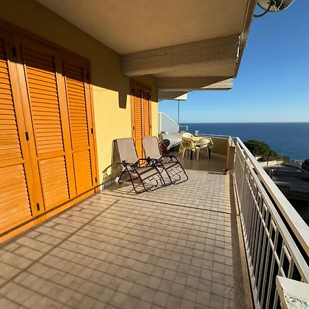 Apartment Oasi Sul Mare: Comodo Letojanni